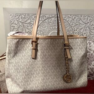 MK PURSE TAN IN COLOR